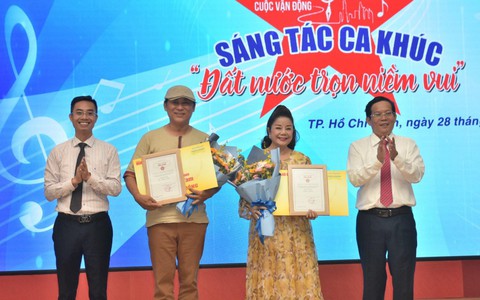 "Mai Vàng tri ân" trao tặng quà cho NSND Tạ Minh Tâm và NSND Thoại Miêu
