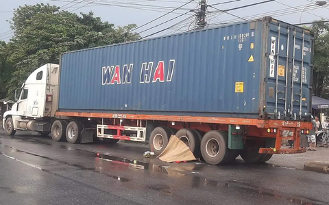 Người phụ nữ nghèo chết dưới bánh xe đầu kéo để lại con trai bơ vơ