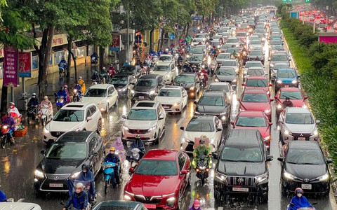 Giao thông nhiều nơi ở Hà Nội tê liệt trong trận mưa lớn