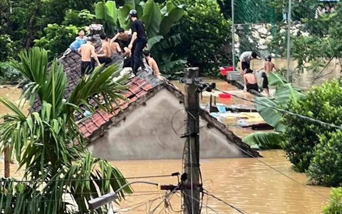 Hơn 1.200 nhà dân bị ngập sâu 1-5 m do mưa lớn cùng với việc các thuỷ điện xả lũ