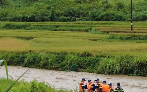 Sạt lở đất cuốn 2 phụ nữ và 1 trẻ em trôi xuống suối mất tích