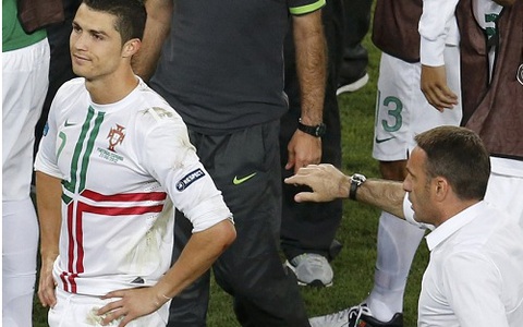 Đồng đội “cướp” mất quả penalty của Ronaldo!