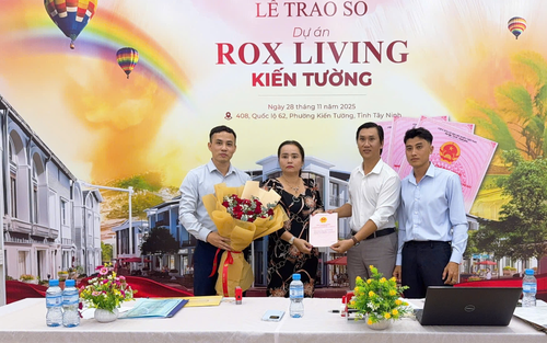 ROX Living Kiến Tường trao sổ hồng cho khách hàng 