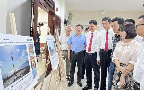 Trao giải cuộc thi ảnh "50 năm vượt nắng thắng mưa"