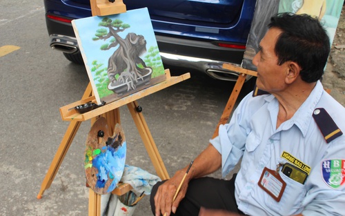 Người họa sĩ trong bộ đồng phục bảo vệ