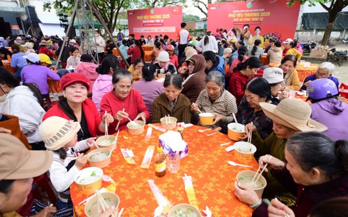 Acecook Việt Nam mang “Phở Yêu Thương” đến người dân vùng rốn lũ Hòa Thịnh