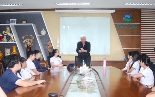 Học sinh quốc tế trải nghiệm quy trình xử lý rác tại VWS