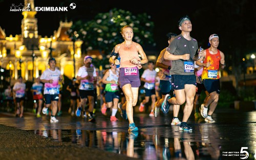 Giải chạy đêm TP HCM lần 5: "Cú hích" mạnh mẽ cho kinh tế đêm