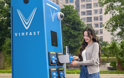 Chạy xe máy điện VinFast: “Cần nhanh đã có tủ đổi pin, cần yên tâm có hậu mãi 5 sao”