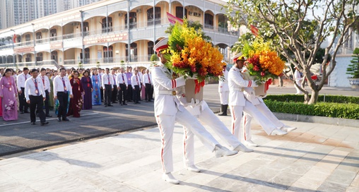 Đoàn đại biểu dự Đại hội Đảng bộ các cơ quan Đảng TP HCM dâng hương, dâng hoa Chủ tịch Hồ Chí Minh