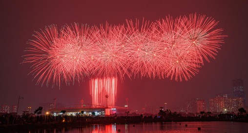 Biển người háo hức xem pháo hoa chào mừng Đại hội XIV của Đảng thành công rực rỡ