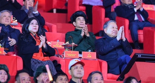 Tổng Bí thư Tô Lâm dự chương trình nghệ thuật đặc biệt "Dưới lá cờ vẻ vang của Đảng"