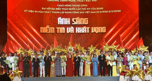 Hoành tráng chương trình nghệ thuật đặc biệt "Ánh sáng niềm tin và khát vọng"