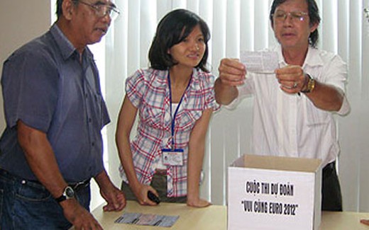 Trao giải "Vui cùng EURO 2012” vào ngày 8-7