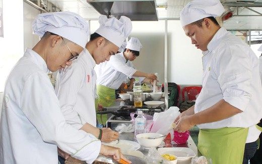 Việt Giao tuyển sinh hệ trung cấp chính quy cho đối tượng học hành dở dang