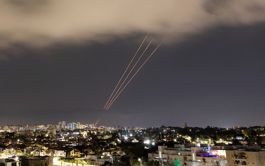 Israel đã tấn công trả đũa, căn cứ Iran trúng tên lửa