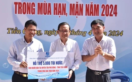 Tổng Công ty Cấp nước Sài Gòn hỗ trợ nước sạch cho bà con huyện Tân Phú Đông
