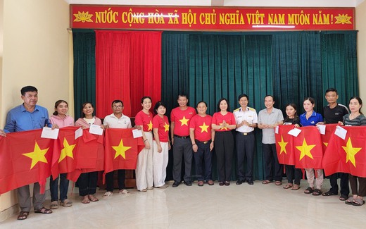 Tặng cờ Tổ quốc cho Vùng 3 Hải quân và người dân Quảng Trị