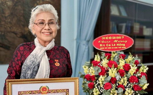 NSƯT đạo diễn Ca Lê Hồng xúc động đón nhận huy hiệu 60 năm tuổi Đảng