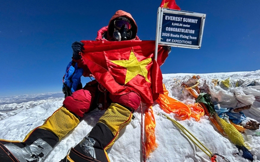 Nguyễn Mạnh Duy và Quốc kỳ Việt Nam trên đỉnh Everest