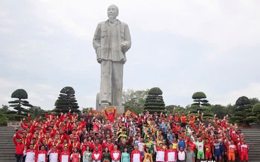 Tháng 5 - mùa sen nở