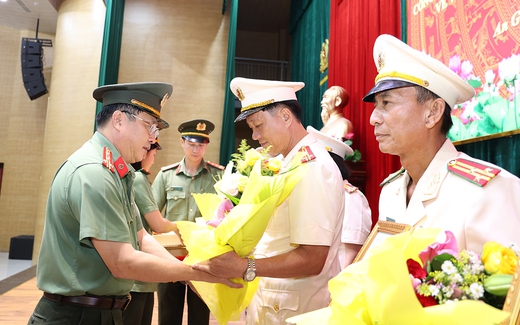 189 cán bộ, chiến sĩ công an ở An Giang và Tiền Giang nghỉ hưu theo nguyện vọng