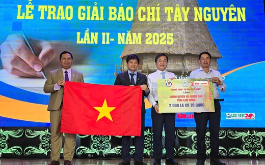 Báo Người Lao Động trao 2.000 lá cờ Tổ quốc ở Lâm Đồng