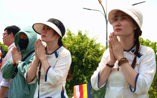 Xá lợi Đức Phật rời chùa Thanh Tâm: Cảm động hình ảnh người dân cầu nguyện dưới trời nắng
