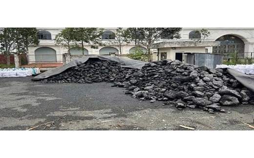 Phát hiện hàng hóa không rõ nguồn gốc trong 2 xe đầu kéo biển số TP HCM