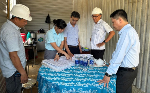 Nữ chủ tịch phường xắn tay áo giúp dân dời rạp cưới