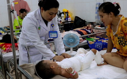 Xúc động mẹ hiến da đùi phủ ghép cho con bị phỏng nguy kịch