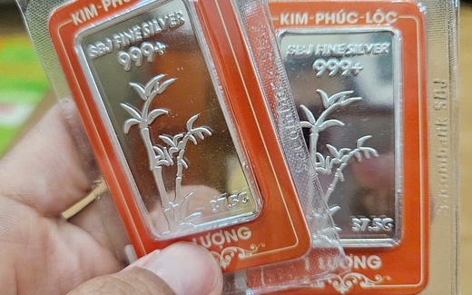 Giá vàng quá cao, nhiều người chọn bạc làm quà cưới, tân gia
