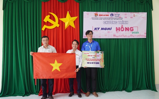 Báo Người Lao Động trao 400 lá cờ Tổ quốc tại chương trình Kỳ nghỉ hồng 2025