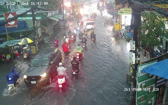 TP HCM mưa sầm sập, nhiều tuyến đường nhanh chóng ngập sâu