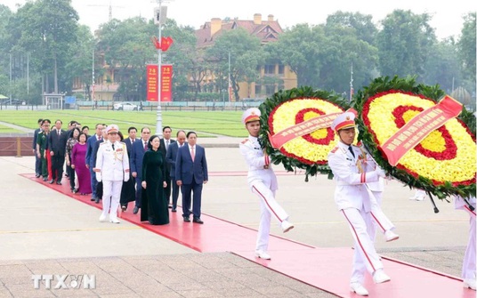 Lãnh đạo Đảng, Nhà nước vào Lăng viếng Chủ tịch Hồ Chí Minh nhân 70 năm Chiến thắng Điện Biên Phủ