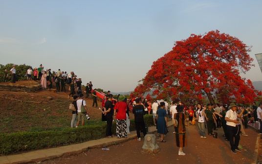 Hàng vạn du khách đổ về Điện Biên Phủ trước giờ đại lễ