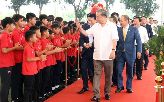 Tổng Bí thư Tô Lâm dự lễ khởi công xây dựng
sân vận động 60.000 chỗ ngồi tại Hưng Yên