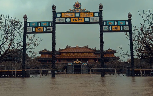 Huế oằn mình trong lũ lớn, nhiều di tích ngập sâu