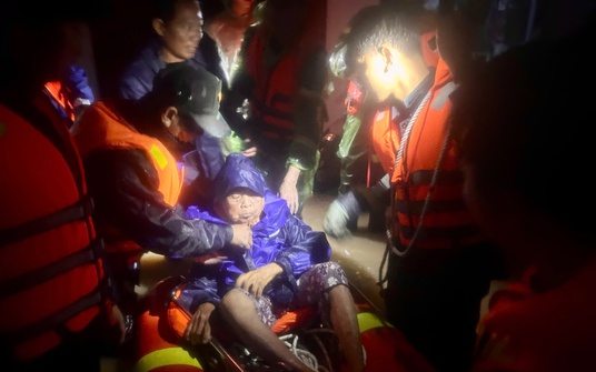 Khánh Hoà: Nhói lòng những lời kêu cứu trong đêm lũ