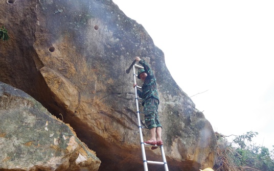 CLIP: Nổ mìn phá đá chắn đèo Khánh Lê