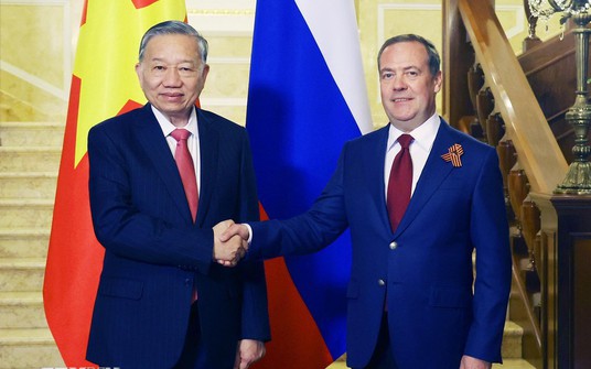 Tổng Bí thư Tô Lâm hội kiến Chủ tịch Đảng Nước Nga Thống nhất Dmitry Medvedev
