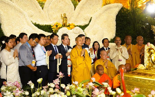 Hàng ngàn người đội nắng cung rước xá lợi Đức Phật về chùa Bái Đính