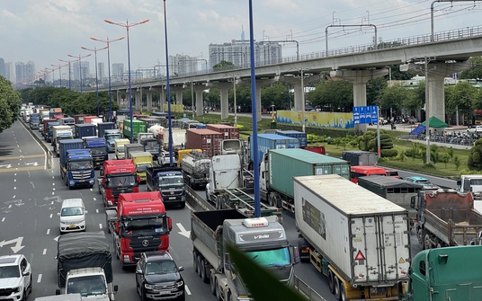 Trưa 14-6, xảy ra ùn ứ giao thông nghiêm trọng ở TP Thủ Đức