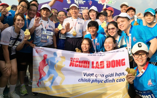 Gần 1.000 người làm báo tham gia giải chạy "Tự hào Thành phố tôi yêu"