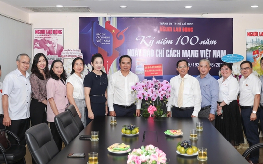 Chủ tịch UBND TP HCM thăm, chúc mừng Báo Người Lao Động