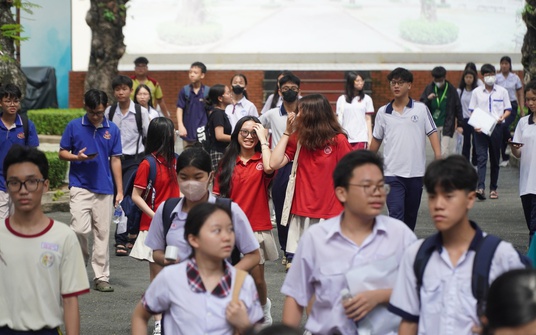 Phụ huynh kéo vali, thuê khách sạn cùng con đi thi lớp 10