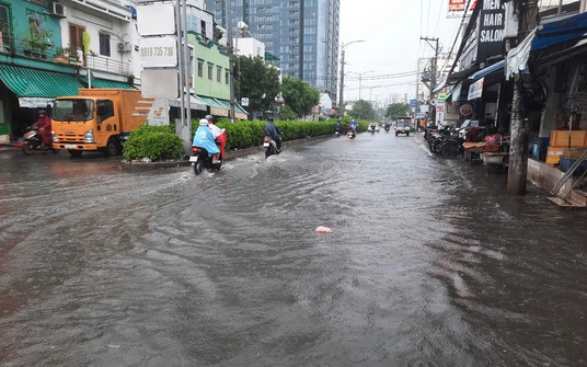 TP HCM đang mưa dông xối xả, có nơi đã ngập nước