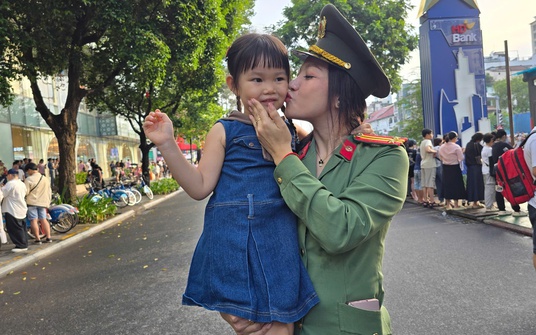 Những hình ảnh "cưng xỉu" tại chương trình "Vinh quang Công an nhân dân Việt Nam"