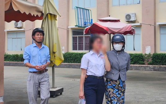 Thi lớp 10: Kết thúc thi môn toán, nhiều thí sinh ở TP HCM bật khóc