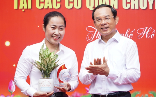 Bí thư Thành ủy TP HCM Nguyễn Văn Nên trao giải cho các cá nhân kể chuyện dưới cờ về Bác Hồ